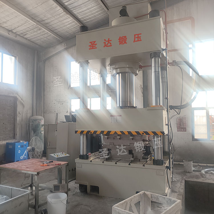 630噸三梁四柱液壓機(jī) 630噸三梁四柱液壓機(jī)