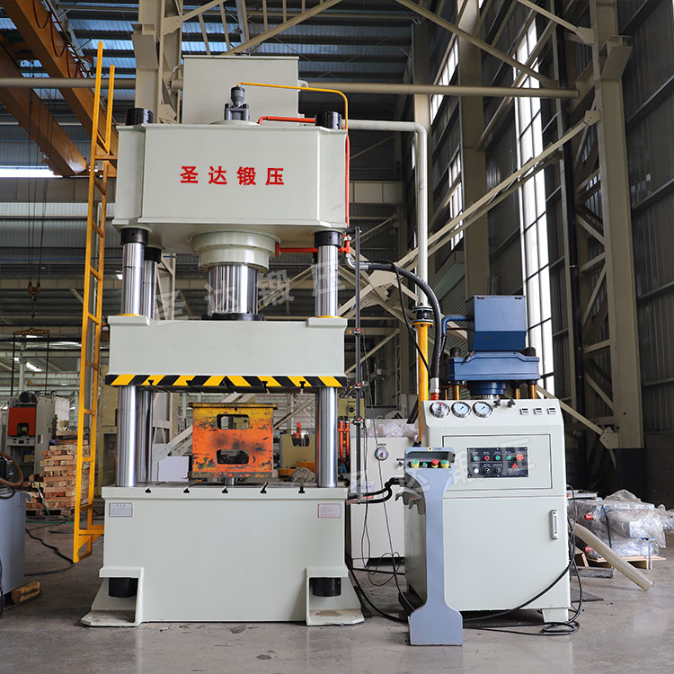 315噸四柱液壓機(jī)車間實物 315噸四柱液壓機(jī)車間實物