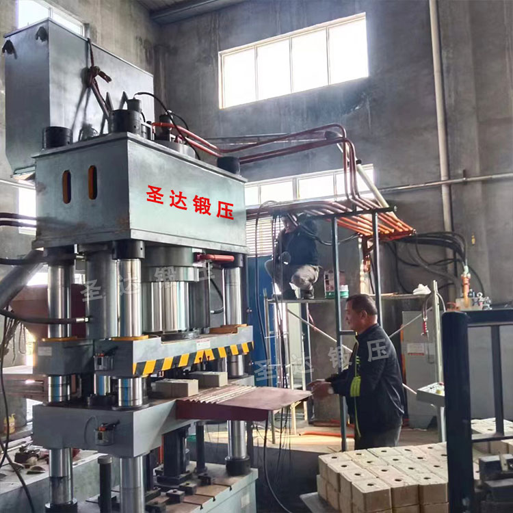 630噸四梁四柱液壓機(jī) 630噸四梁四柱液壓機(jī)