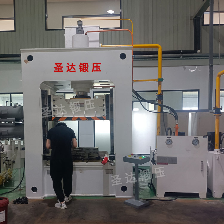 汽車內(nèi)飾件成型液壓機客戶車間試機 汽車內(nèi)飾件成型液壓機客戶車間試機