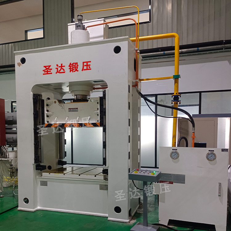 150噸汽車內(nèi)飾件成型液壓機現(xiàn)場 150噸汽車內(nèi)飾件成型液壓機現(xiàn)場