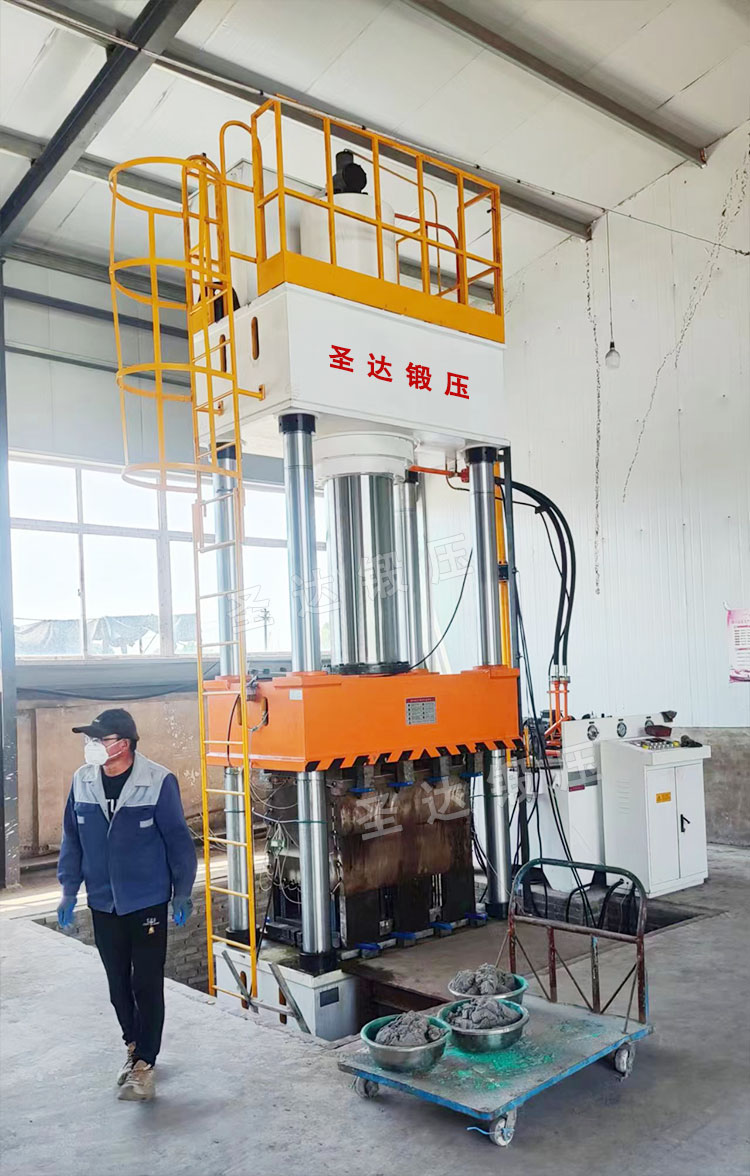 U型樹脂排水溝成型液壓機現場 U型樹脂排水溝成型液壓機現場